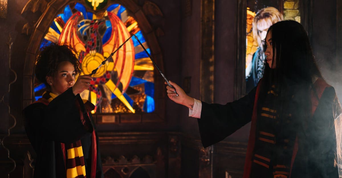 Dos jóvenes con túnicas de mago en los estudios Harry Potter, visita imprescindible en Navidad.