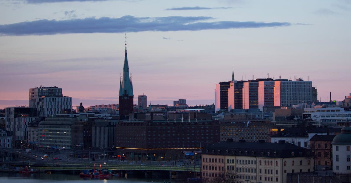 Stockholms historiska skyline vid skymning – dataroaming i Sverige ger uppkoppling även utomlands.