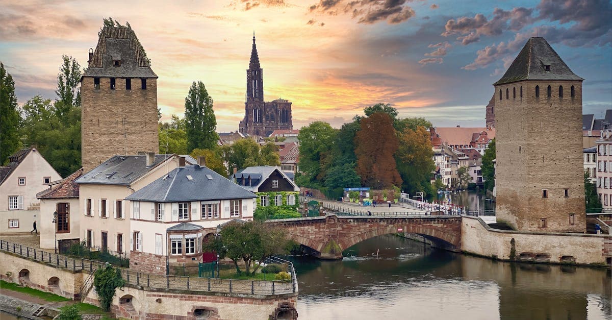 Sonnenuntergang über den Brücken und Türmen von Strassburg – ein beliebtes ITS Coop Travel Reiseziel