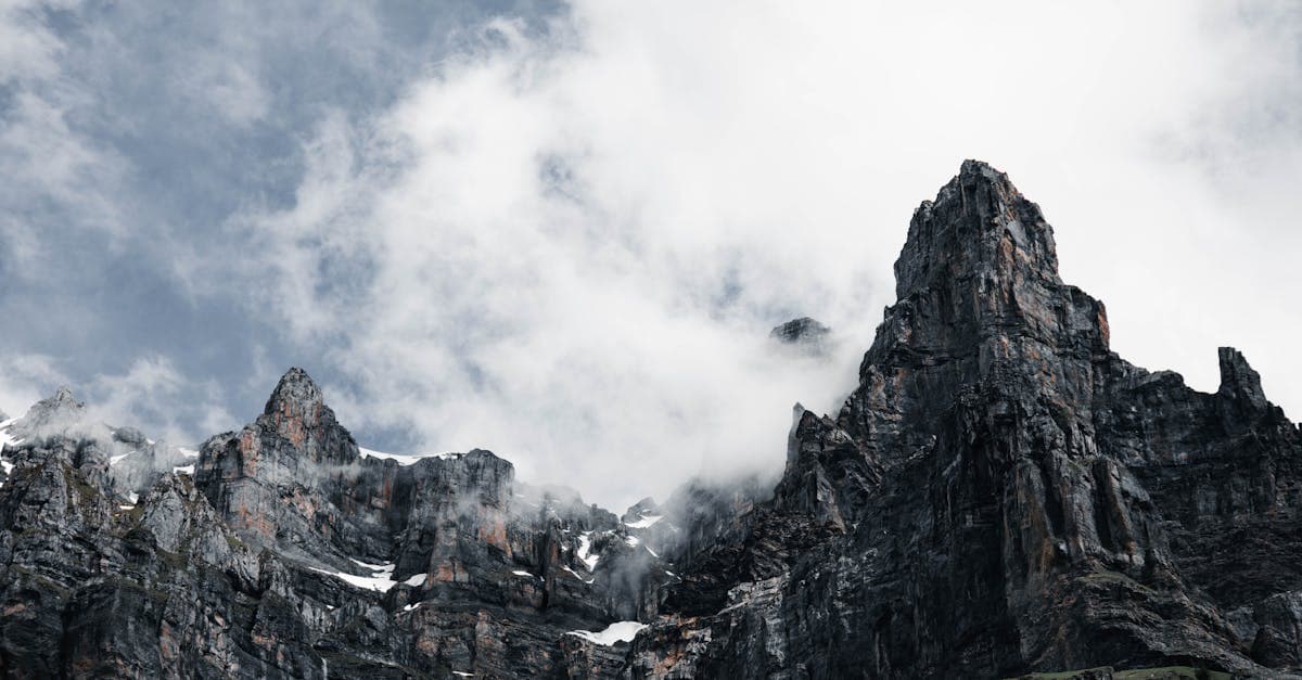 Nuages orageux s'accumulant sur les sommets balinais illustrant la saison des tempêtes tropicales à Bali