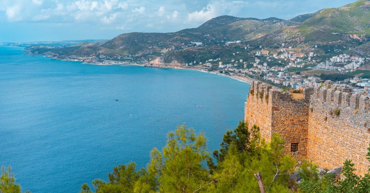 Oud kasteel op een begroeide heuvel aan de Turkse kust, veilige vakantiebestemming volgens het reisadvies turkije