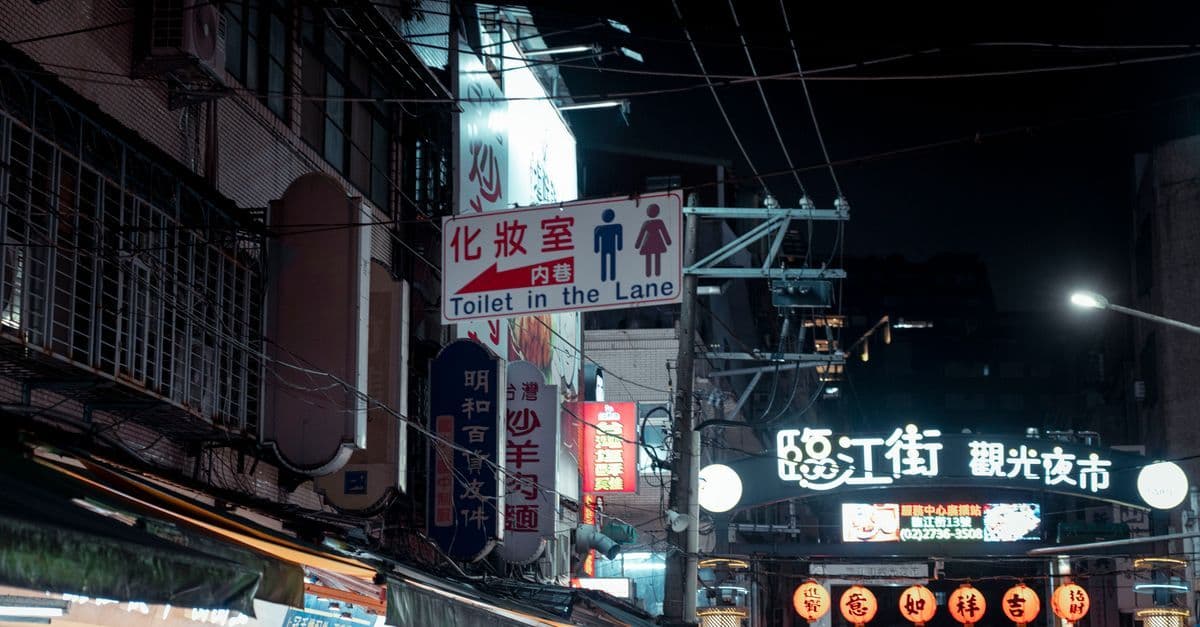 台湾旅行の夜を彩る台北の夜市、混雑する屋台と鮮やかな看板が異国情緒あふれる雰囲気を演出