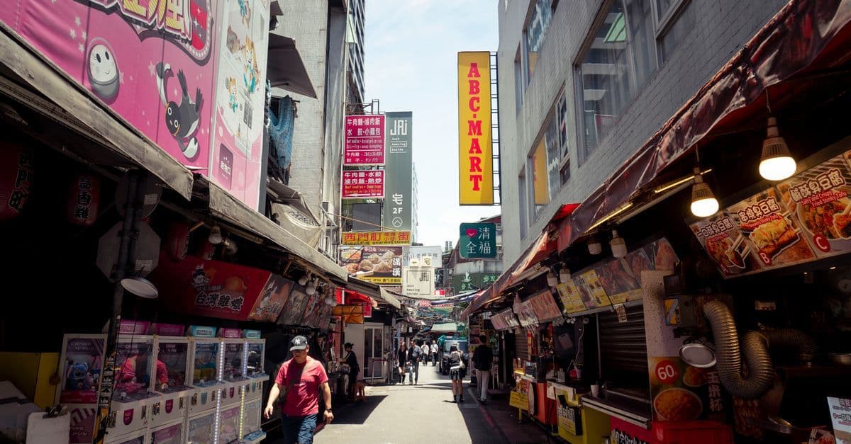 韓国屋台が立ち並ぶ活気あふれる市場の街並みと色鮮やかな看板
