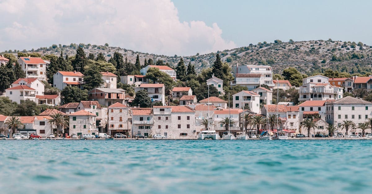 Charmig kuststad i Kroatien med karaktäristiska röda tegeltak och mediterrant atmosfär vid havet