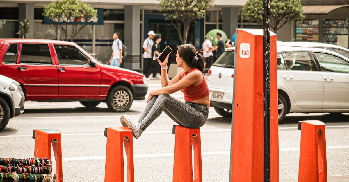 Jovem sentada em banco laranja na rua usando smartphone conectada via roaming internacional em 2026
