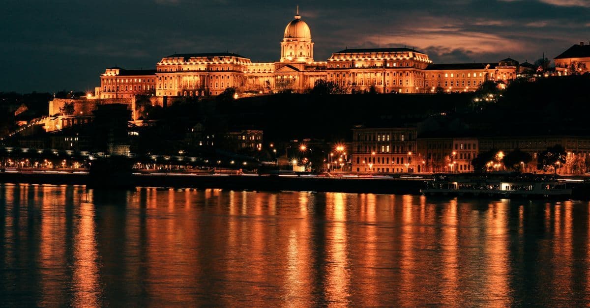 Nächtlich beleuchteter Burgpalast mit Spiegelung in der Donau, eines der schönsten Budapest Sehenswürdigkeiten
