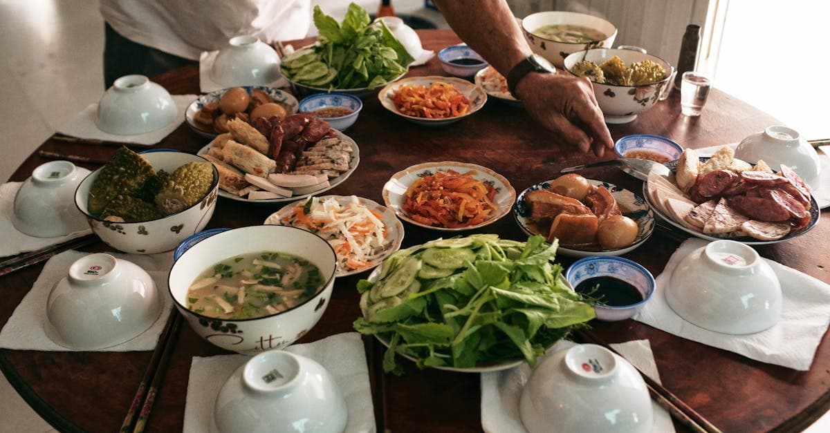 Rijkelijk gedekte tafel met vegetarische Vietnamese gerechten tijdens Nieuwjaarsfeest in Ben Tre.