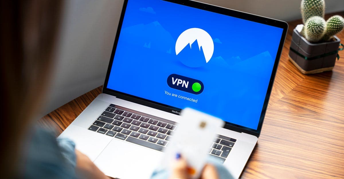 Türk operatörlerin yurt dışı internet paketi seçeneklerini karşılaştıran kişi dizüstü bilgisayar başında
