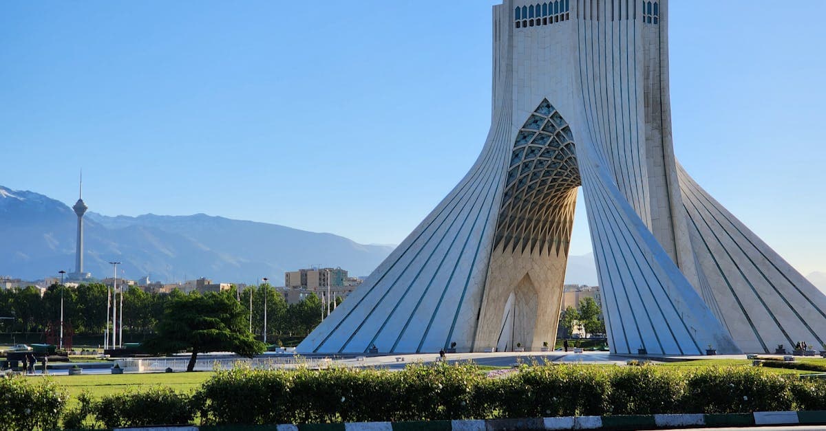 Azadi-Turm in Teheran vor klarem Himmel und Bergen, Symbol Irans im Krieg USA Iran