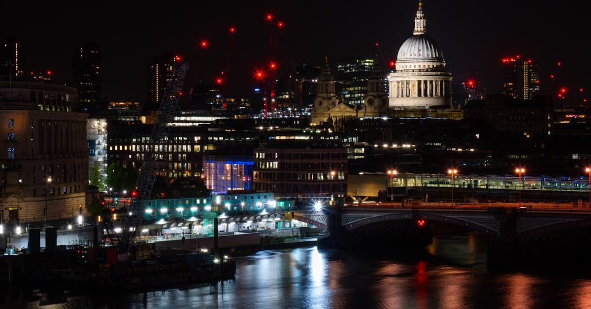 La Cattedrale di St. Paul illuminata di notte con i riflessi sul Tamigi, nel cuore di Londra
