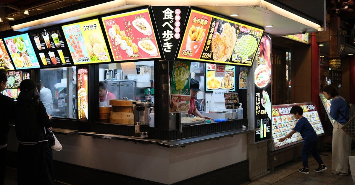 夜の横浜で灯りが輝く賑やかな屋台街、ソウル フードとは何かを体感できる日本の食文化の風景