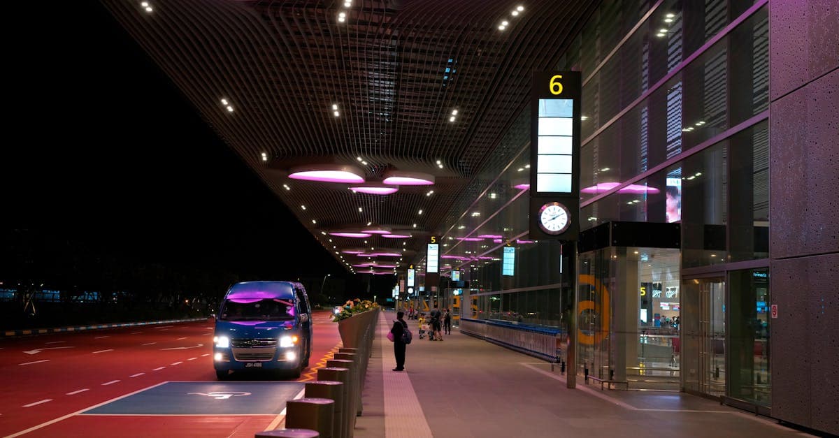 Nachtansicht des Vienna International Bus Terminal mit beleuchteter Einfahrt und abfahrenden Fernbussen