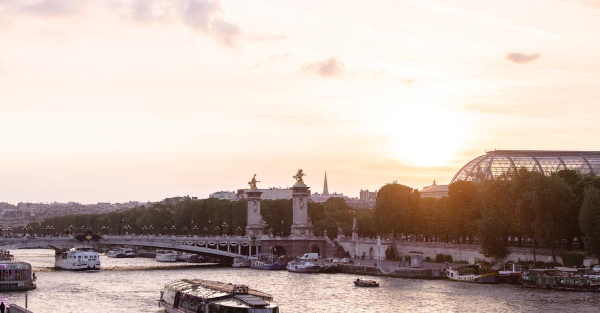 Clima em Paris: guia mes a mes para viajantes brasileiros em 2026 - eSIM travel guide by HelloRoam