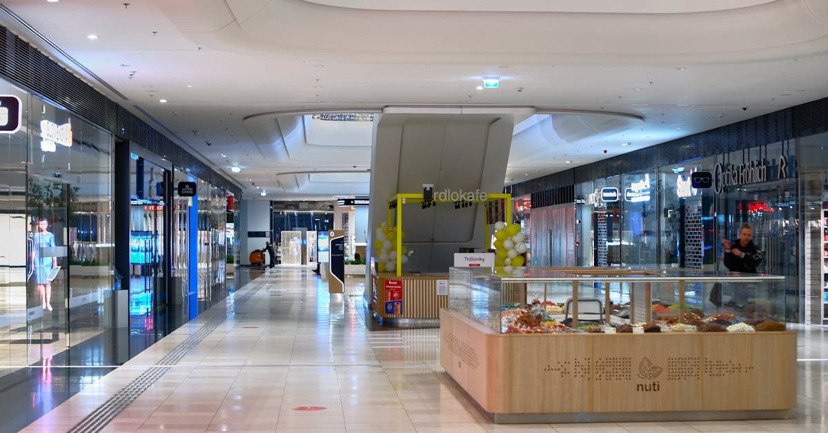 Weitläufiges Inneres der City Arkaden mit Geschäften, Rolltreppen und modernem Einkaufserlebnis in Klagenfurt.