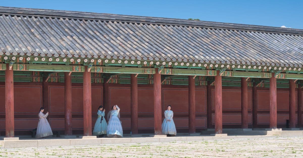 서울 경복궁 앞에서 한복을 입은 여성들이 한국의 전통 문화유산을 선보이며 기타 국내 드라마 갤 배경으로 등장하는 모습