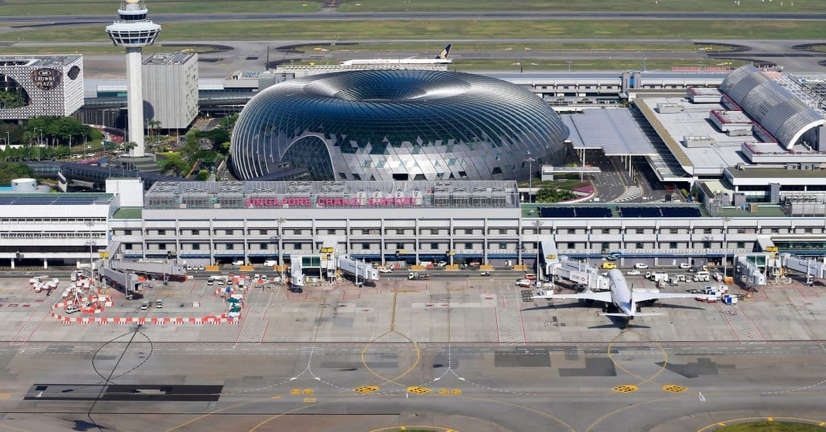 มุมมองทางอากาศของสนามบิน Changi สิงคโปร์ อาคารสถาปัตยกรรมทันสมัยและลานจอดเครื่องบินที่คึกคักระดับโลก