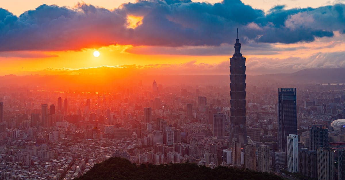 台湾の天気ガイド2026年版、朝日を浴びる台北101と広がる都市の全景