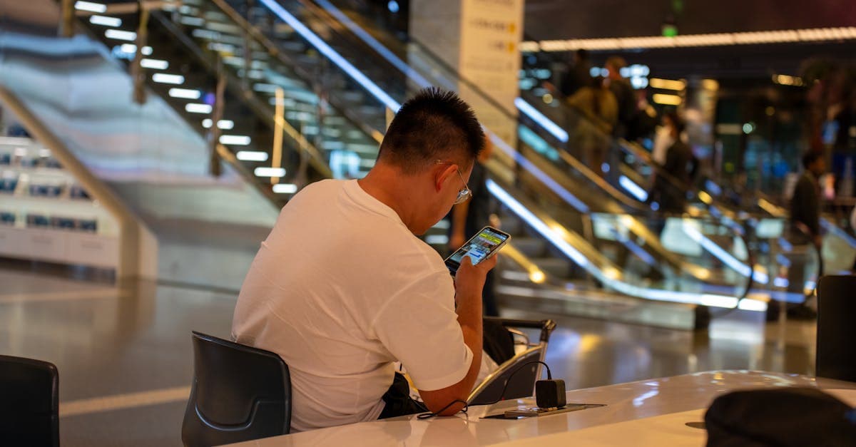 韓国到着後すぐにスマートフォンでモバイルデータ通信を利用する旅行者