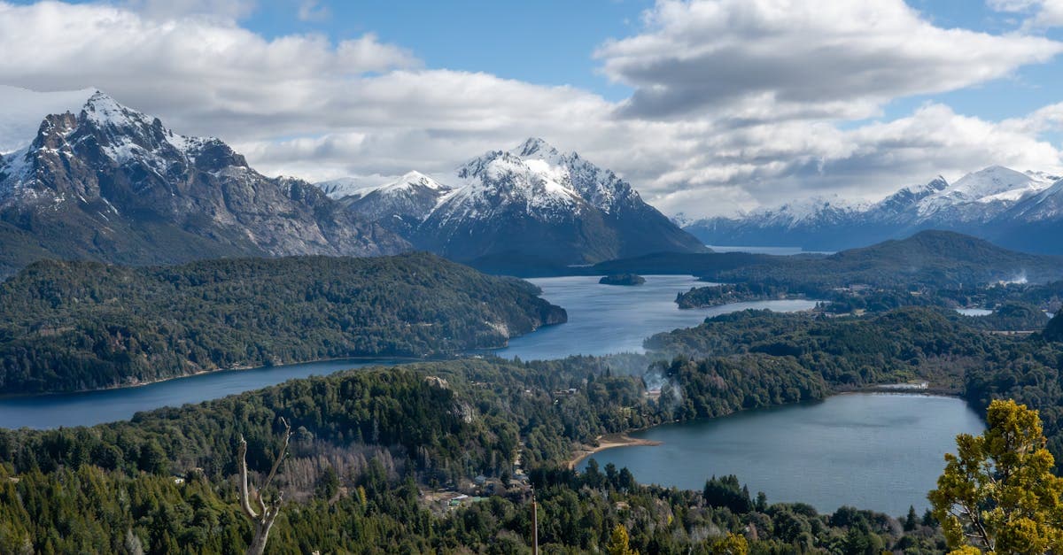 Paisagem panorâmica com montanhas nevadas e lagos cristalinos de Bariloche, na Patagônia argentina