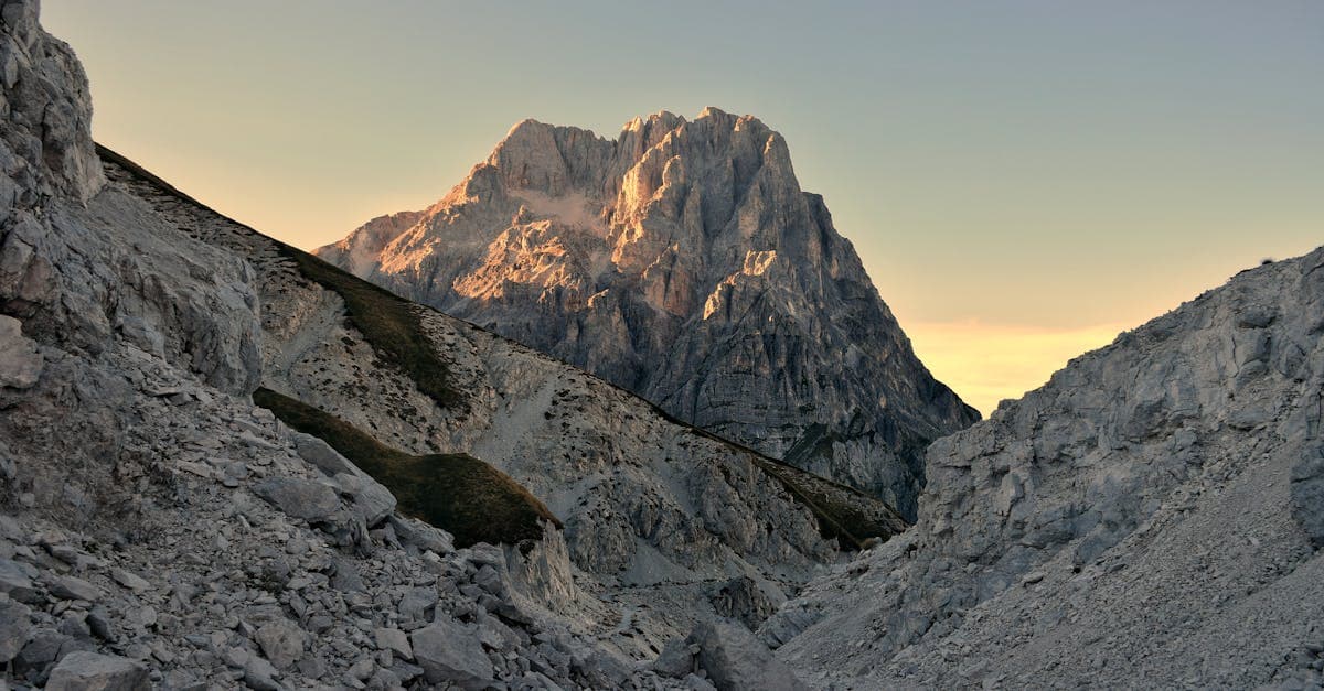 Tramonto spettacolare sul Gran Sasso in Abruzzo, meta da visitare tra i round europei di MotoGP 2026.