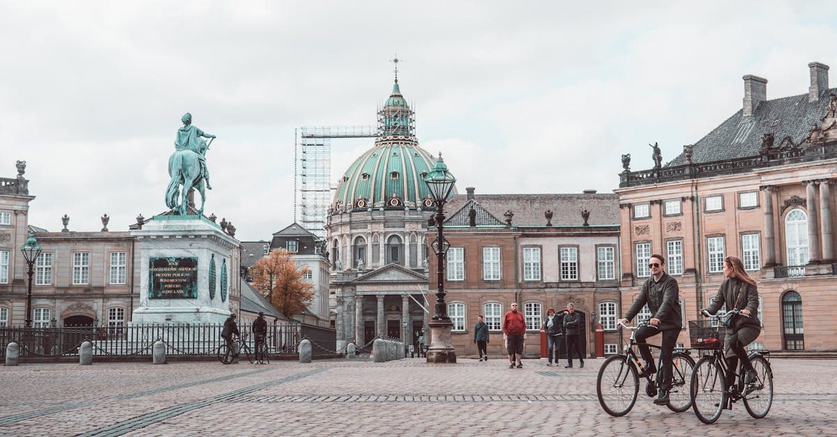 Gotisk katedral og skulptur på Københavns brosten – et klassisk stop på free walking tour Copenhagen