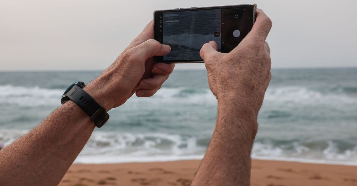 Person am Sandstrand bleibt dank Samsung Watch mit eSIM auch ohne Smartphone vernetzt