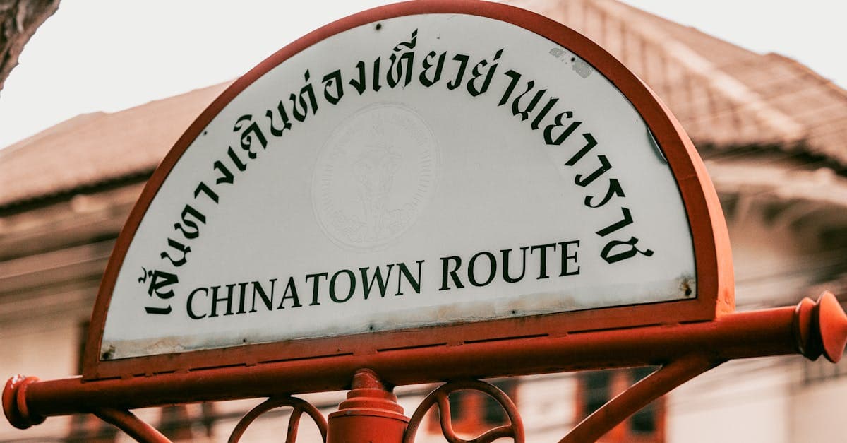 Ikonisk skylt i Bangkoks Chinatown omgiven av färgstark kulturell atmosfär.