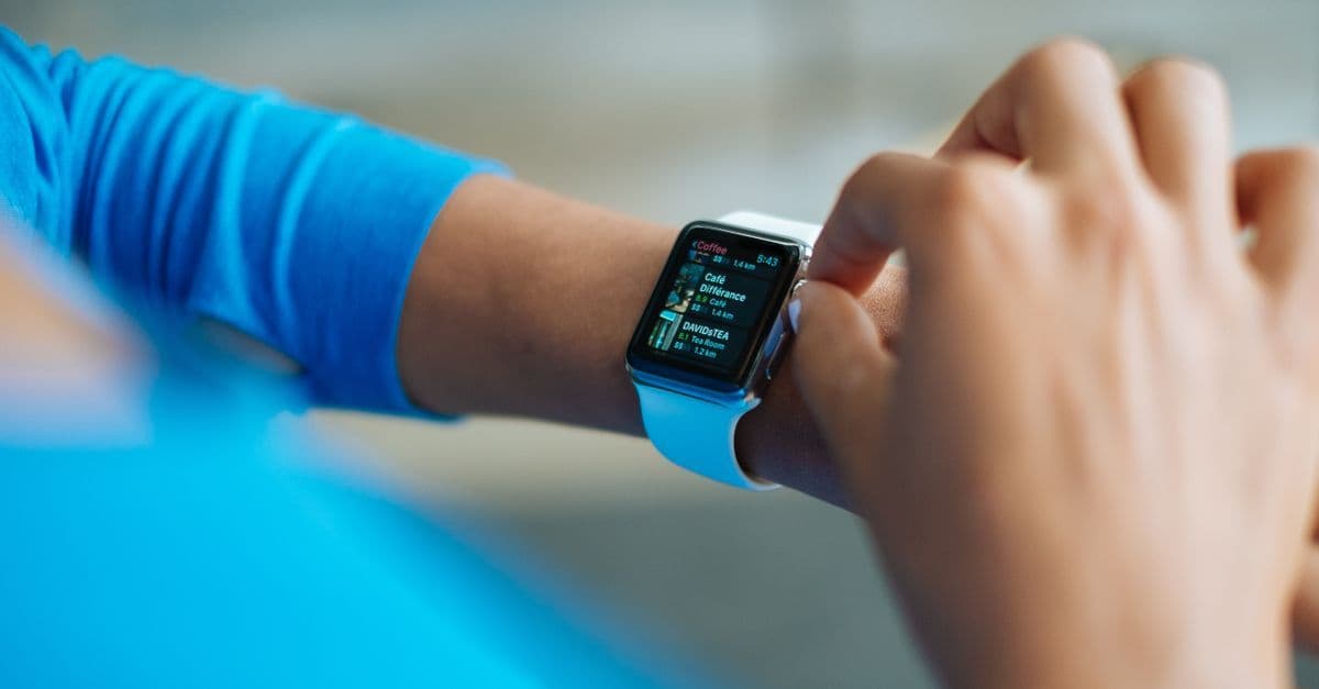 Persoon bedient Samsung Watch voor bellen, chatten en muziek afspelen via het scherm