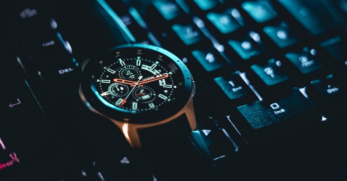 Close-up van een samsung watch op een toetsenbord, ideaal voor het kiezen van de beste Galaxy Watch.