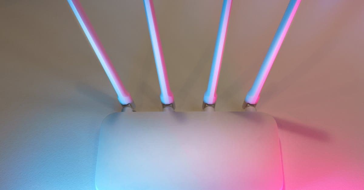 Router wifi con sim bianco a quattro antenne con luci soffuse, abbinato alla migliore offerta SIM disponibile.