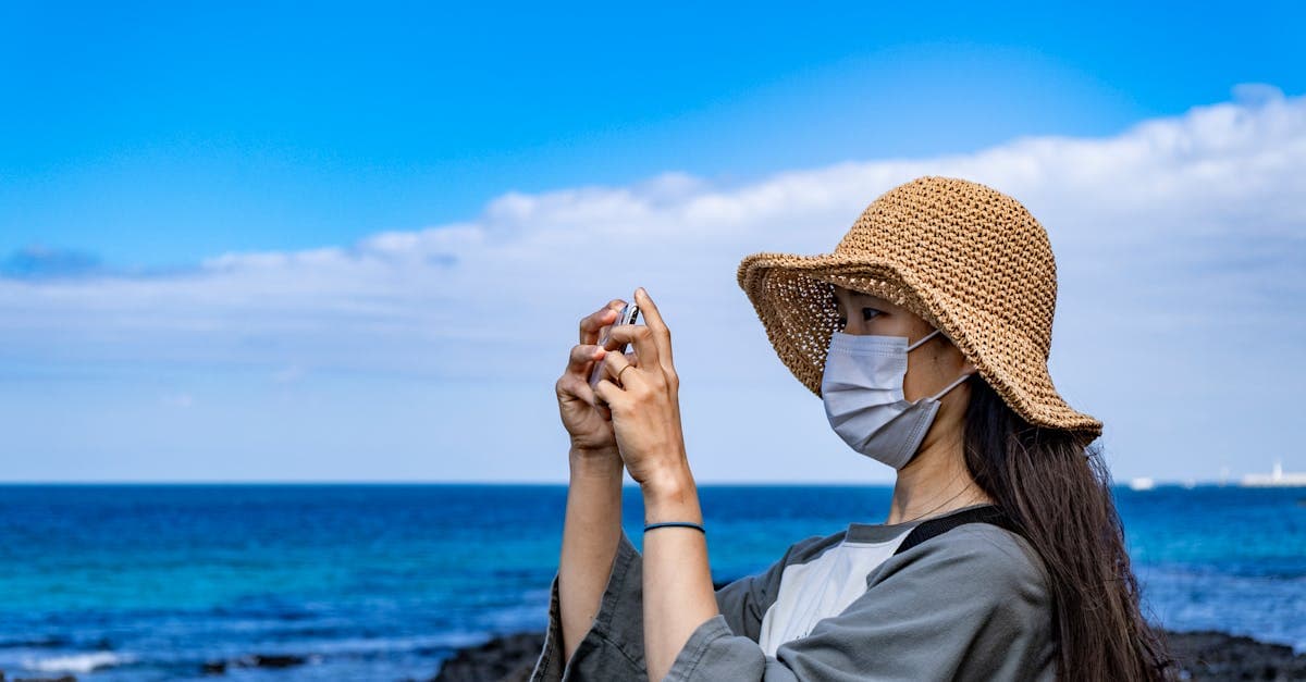 제주도 해변에서 사진을 찍는 여행자, 해외 유심과 로밍 비용을 직접 비교해 최적의 선택을 하세요