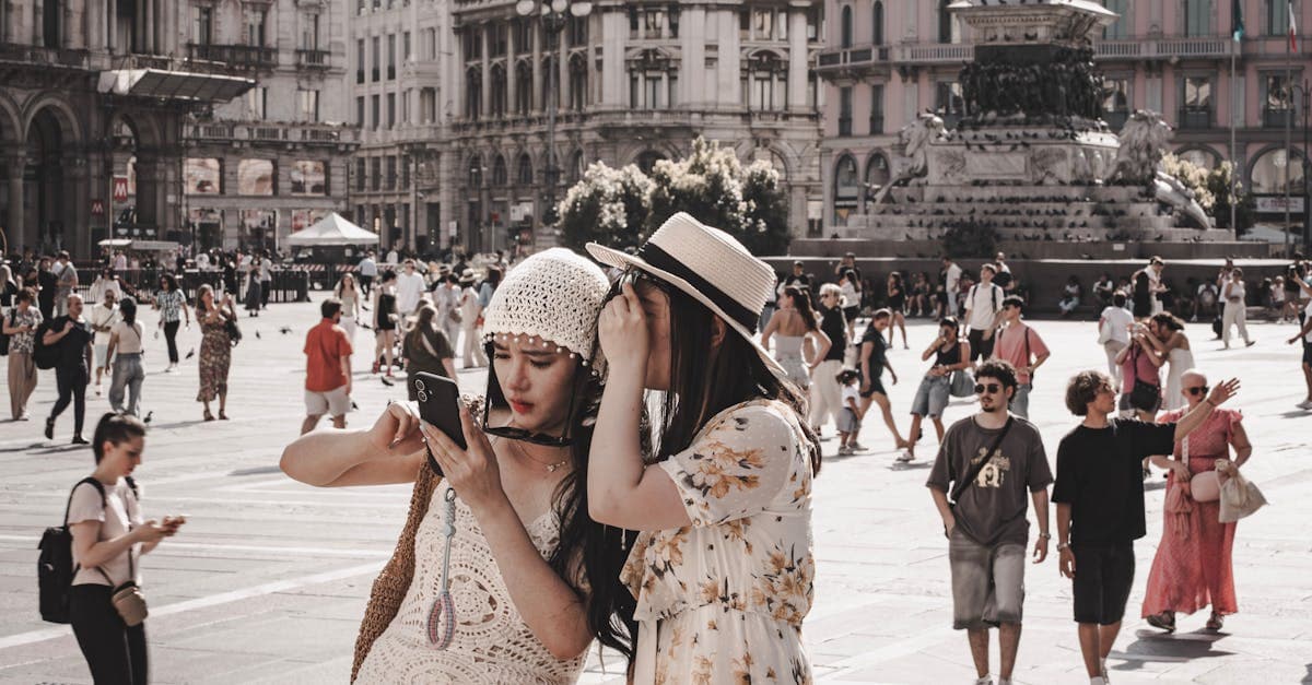 Due turiste in Piazza del Duomo a Milano confrontano eSIM e travel eSIMe per viaggiare in Europa
