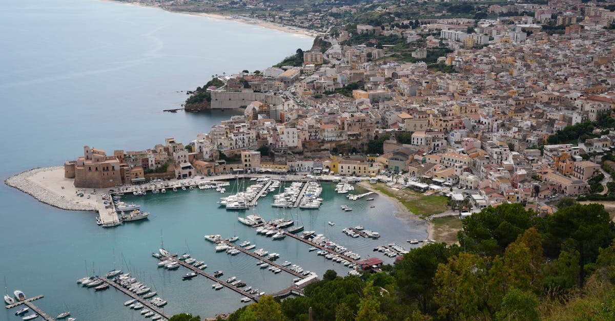 Vista aerea del porto di Castellammare del Golfo in Sicilia, meta di viaggio per gli appassionati MotoGP.