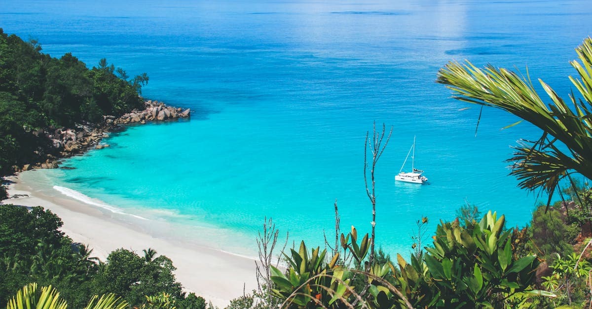 أفضل شهر لزيارة سيشيل: الدليل الشامل للمسافر من الإمارات 2026 - eSIM and international travel guide by HelloRoam