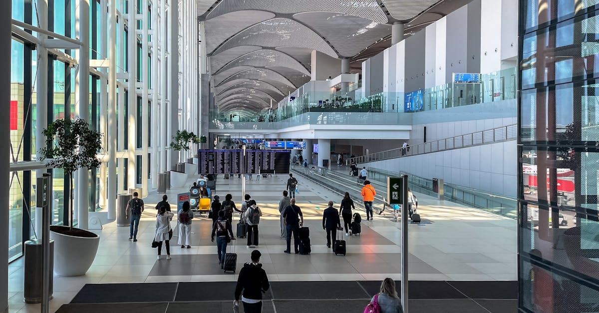 Resenärer går genom den moderna och rymliga terminalen vid SAW airport i Istanbul.