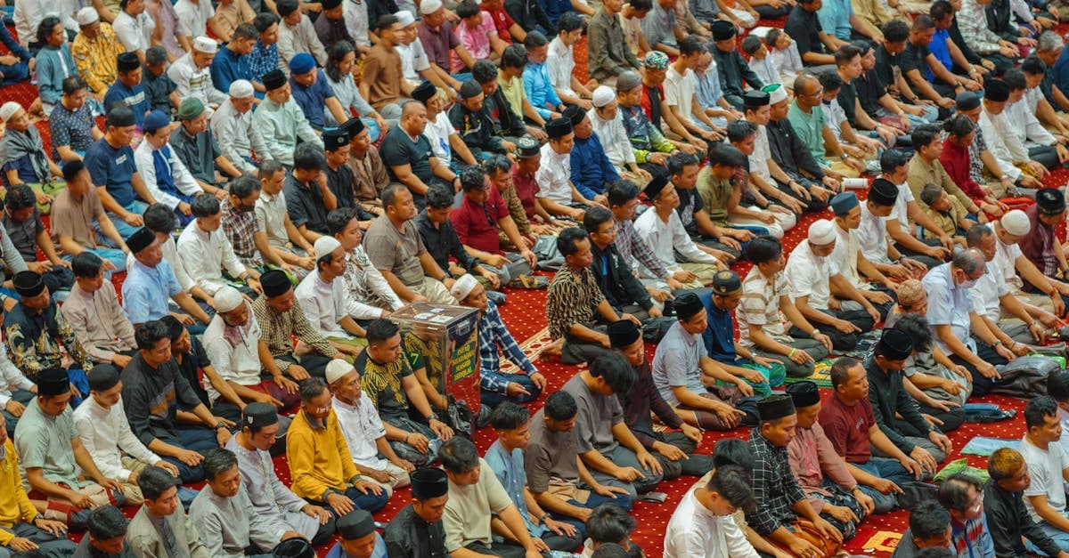 Stor gruppe muslimer til fællesbøn i en moské i Jakarta, Indonesien under eid 2026-fejringen
