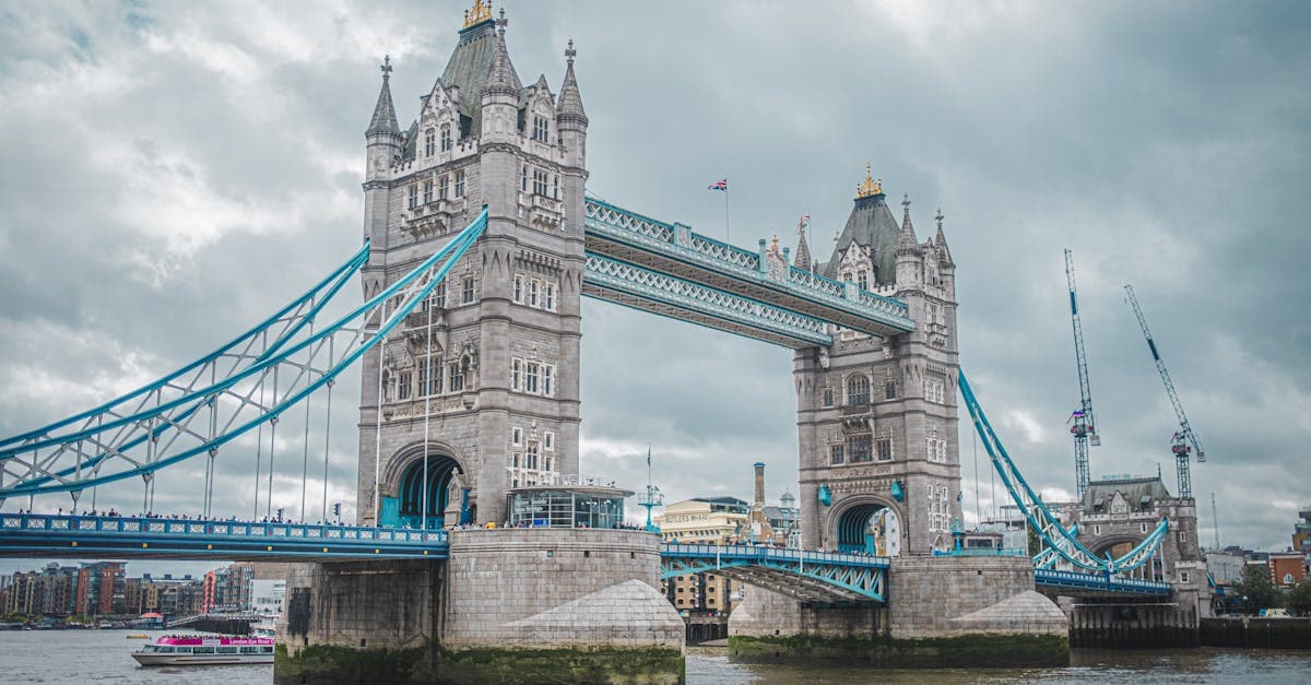 Tower Bridge en un día nublado y gris, típico del tiempo en Londres durante los meses más lluviosos