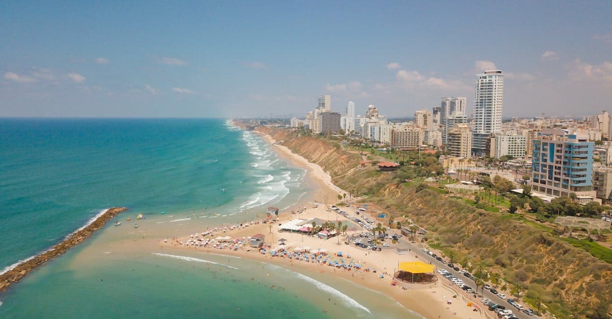 נוף אווירי של חוף נתניה ופרומנדת החוף המודרנית לחופשת פסח 2026