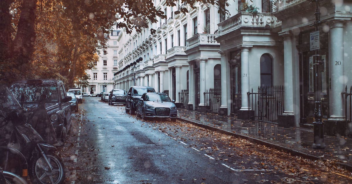 Jesienna deszczowa ulica londyńska z klasyczną architekturą – idealne ujęcie zmieniającej się pogody w Londynie.