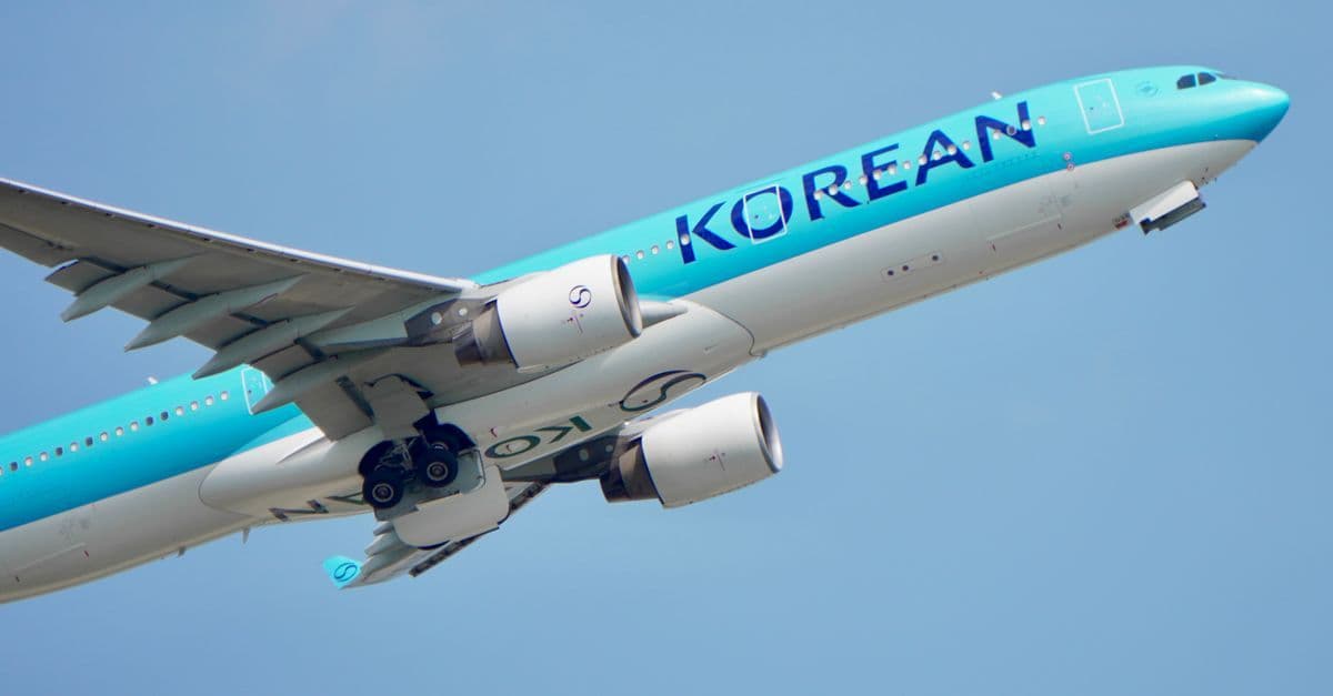 맑고 푸른 하늘을 나는 항공기, 한국에서 오사카까지 비행 시간 및 항공편 정보
