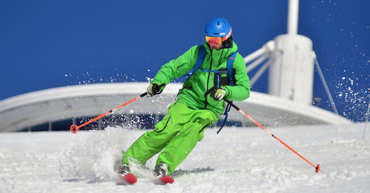 穿著鮮豔競技裝備的滑雪選手在晴天雪坡上劃出優美弧線,迎接奧運挑戰