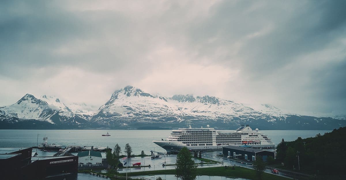 Navire de croisière amarré devant des montagnes enneigées, illustrant le prix d'une croisière Alaska depuis Vancouver.
