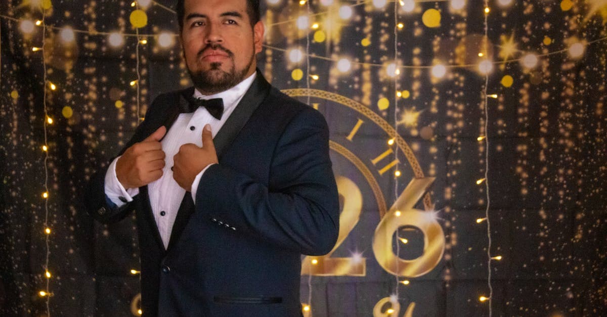Hombre elegante con esmoquin celebra en Ciudad de México, al estilo de la gala de los Premios Lo Nuestro 2026