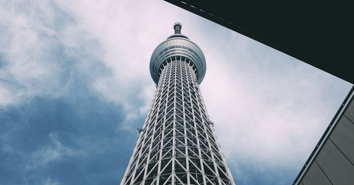 Vertikale Perspektive des Tokyo Skytree, der steil in den wolkenverhangenen Himmel aufragt.