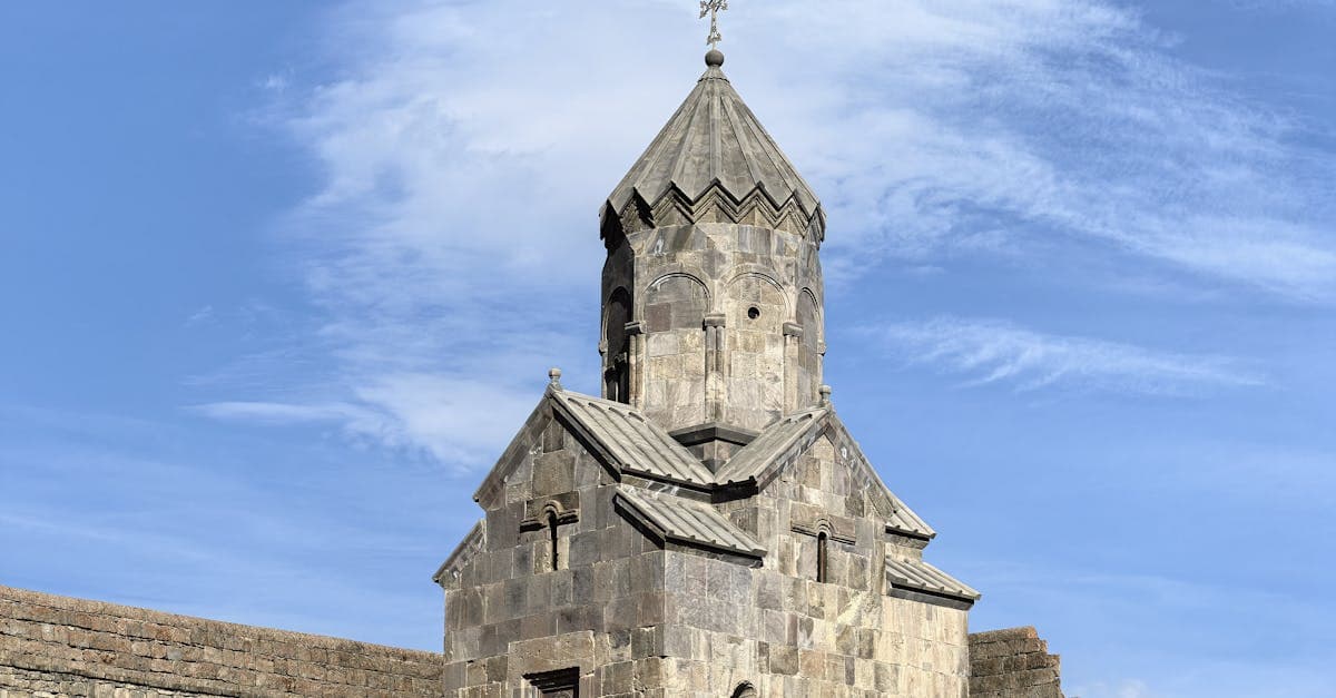 كنيسة تاتيف الأثرية تحت سماء زرقاء صافية، ضمن باقة سياحية أرمينيا من الإمارات 2026