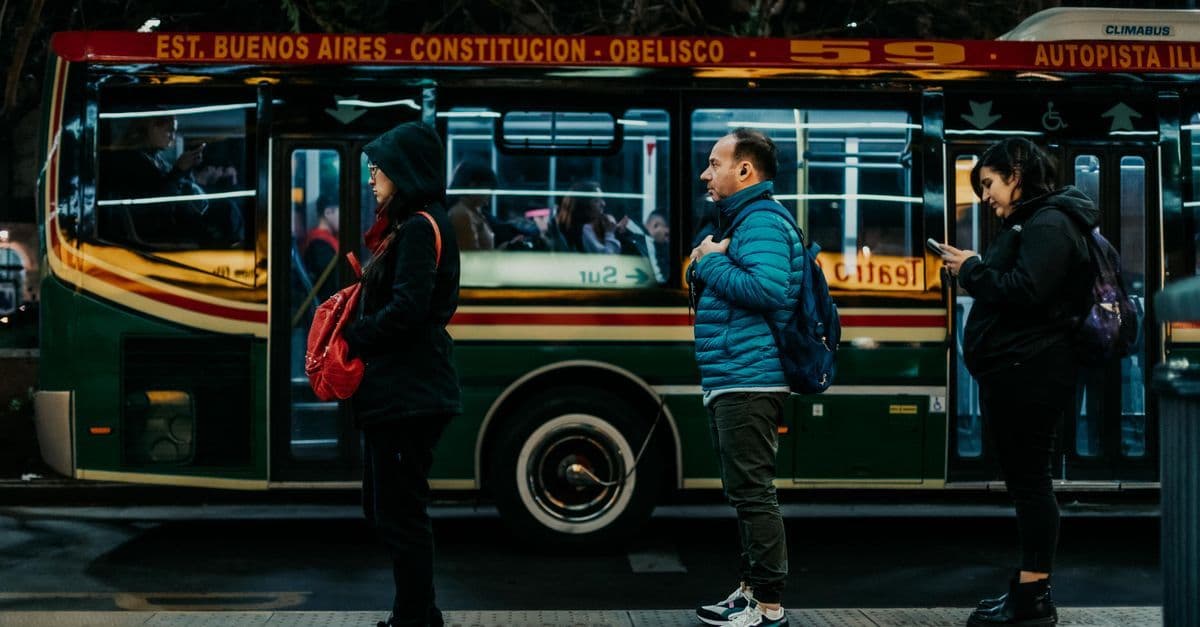 Viaggiatori in attesa di salire sull'autobus Flibco notturno diretto a Charleroi Airport da Bruxelles-Midi.