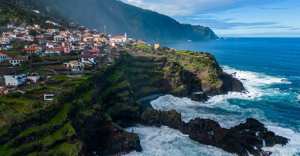Dramatische Felsklippen und der Atlantische Ozean bei Seixal – eines der schönsten Highlights auf Madeira