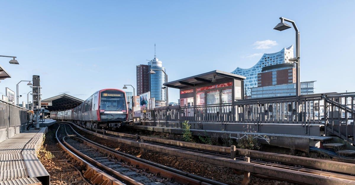 Tog ved Hamburg S-bane station med Elbphilharmonie i baggrunden på vej mod centrum