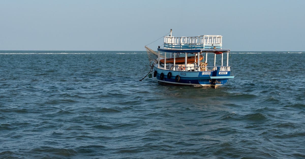 Barca en aguas tranquilas de Tailandia, prueba de que es seguro viajar a Tailandia contando con un buen seguro médico