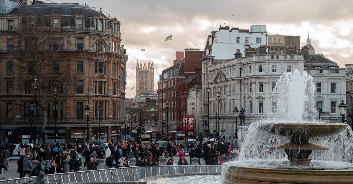 Multitud reunida en Trafalgar Square junto a la fuente icónica en diciembre en Londres.